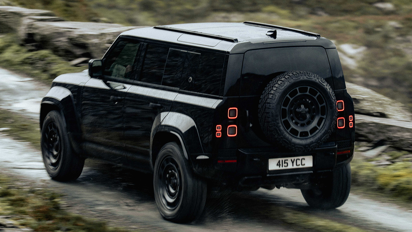 Το Defender Octa τα έβαψε μαύρα στη νέα έκδοση Black